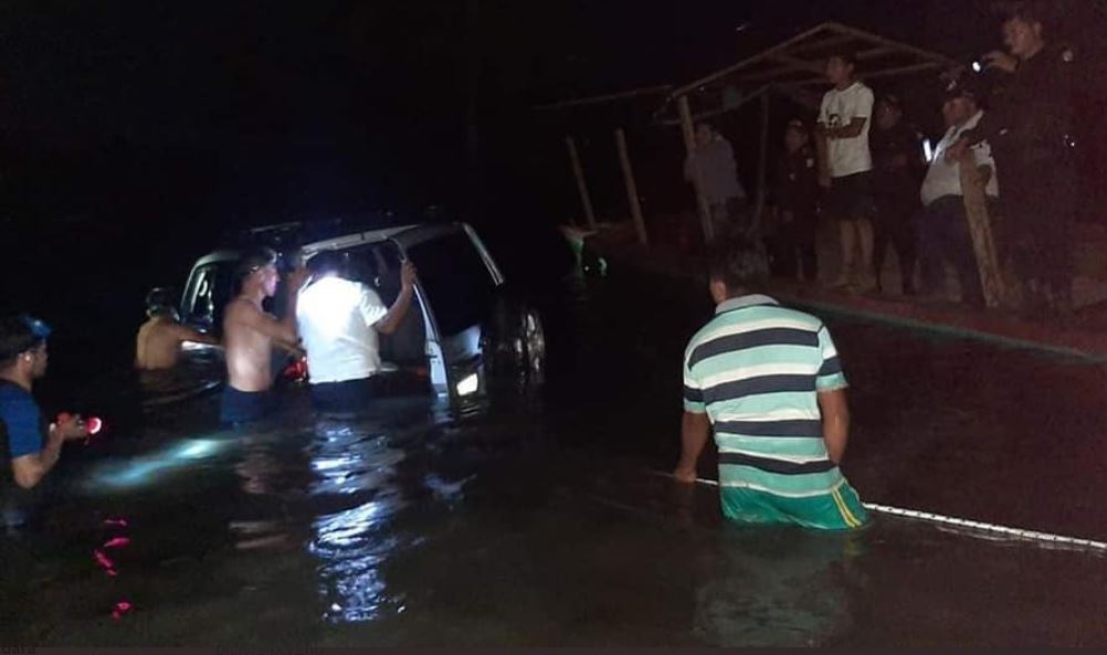 El naufragio fue el arroyo Petexbatun en Sayaxché, Petén. (Foto Prensa Libre: Bomberos Municipales Departamentales)