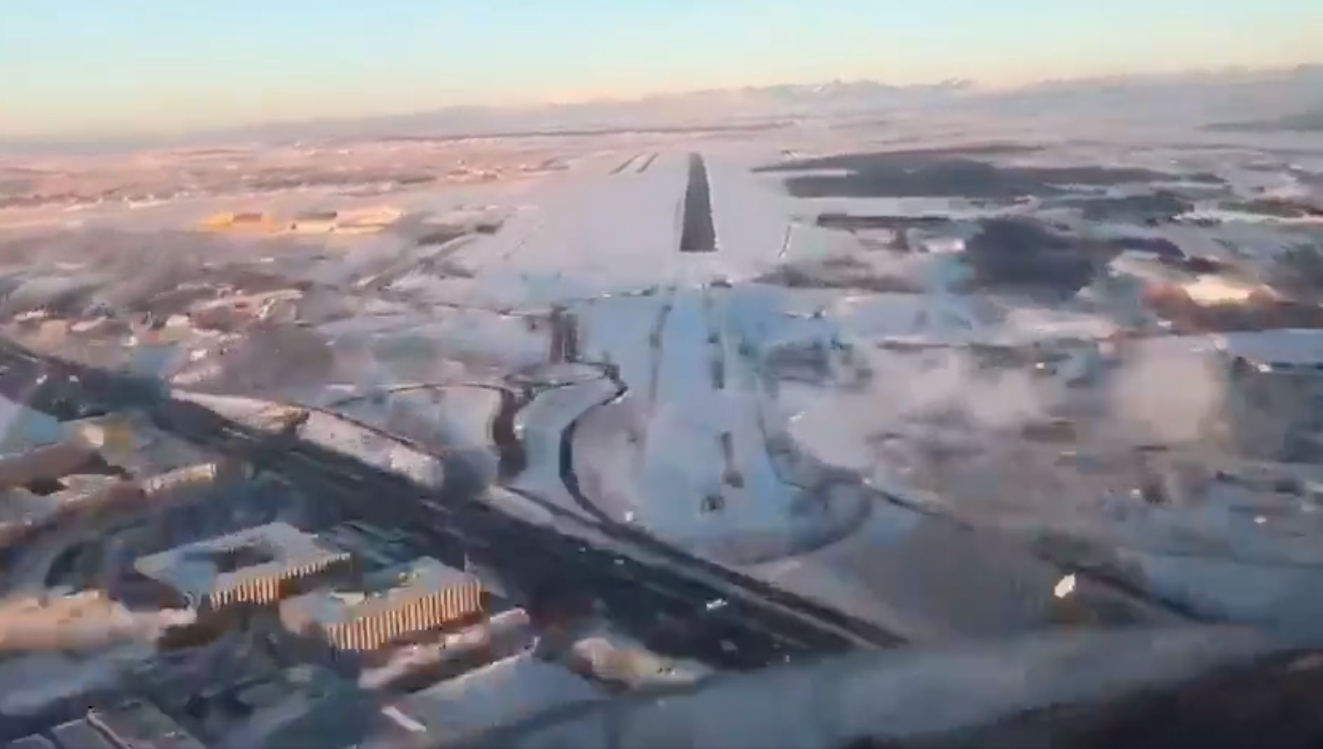 Aterrizaje de un avión, captado desde la cabina, en el Aeropuerto Madrid Barajas Adolfo Suárez, luego de la gran nevada. (Foto Prensa Libre: Controladores Aéreos)