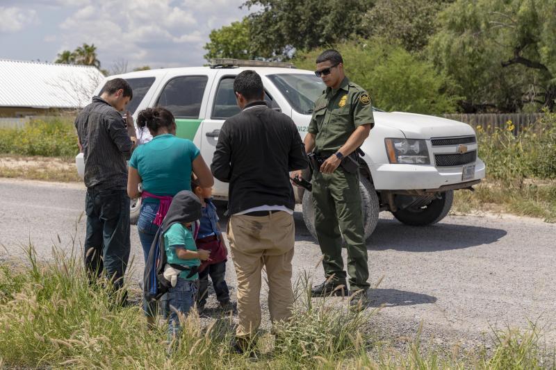 Una familia llega a la frontera sur de EE. UU. y es detenida por la Patrulla Fronteriza. Con Biden no se espera que se reduzcan las deportaciones. (Foto: CBP)