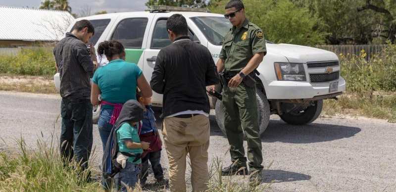 Una familia llega a la frontera sur de EE. UU. y es detenida por la Patrulla Fronteriza. Con Biden no se espera que se reduzcan las deportaciones. (Foto: CBP)