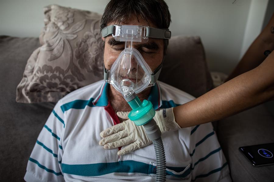 Ilton García, de 63 años, realiza fisioterapia respiratoria como parte de su recuperación de Covid-19, en Manaos, Brasil. (Foto Prensa Libre: EFE)