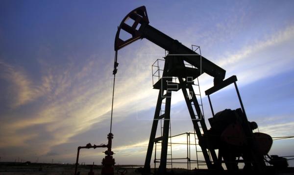 El petróleo llevó a precios más bajos en el 2020 por la paralización de las economías. (Foto, Prensa Libre: Hemeroteca PL).