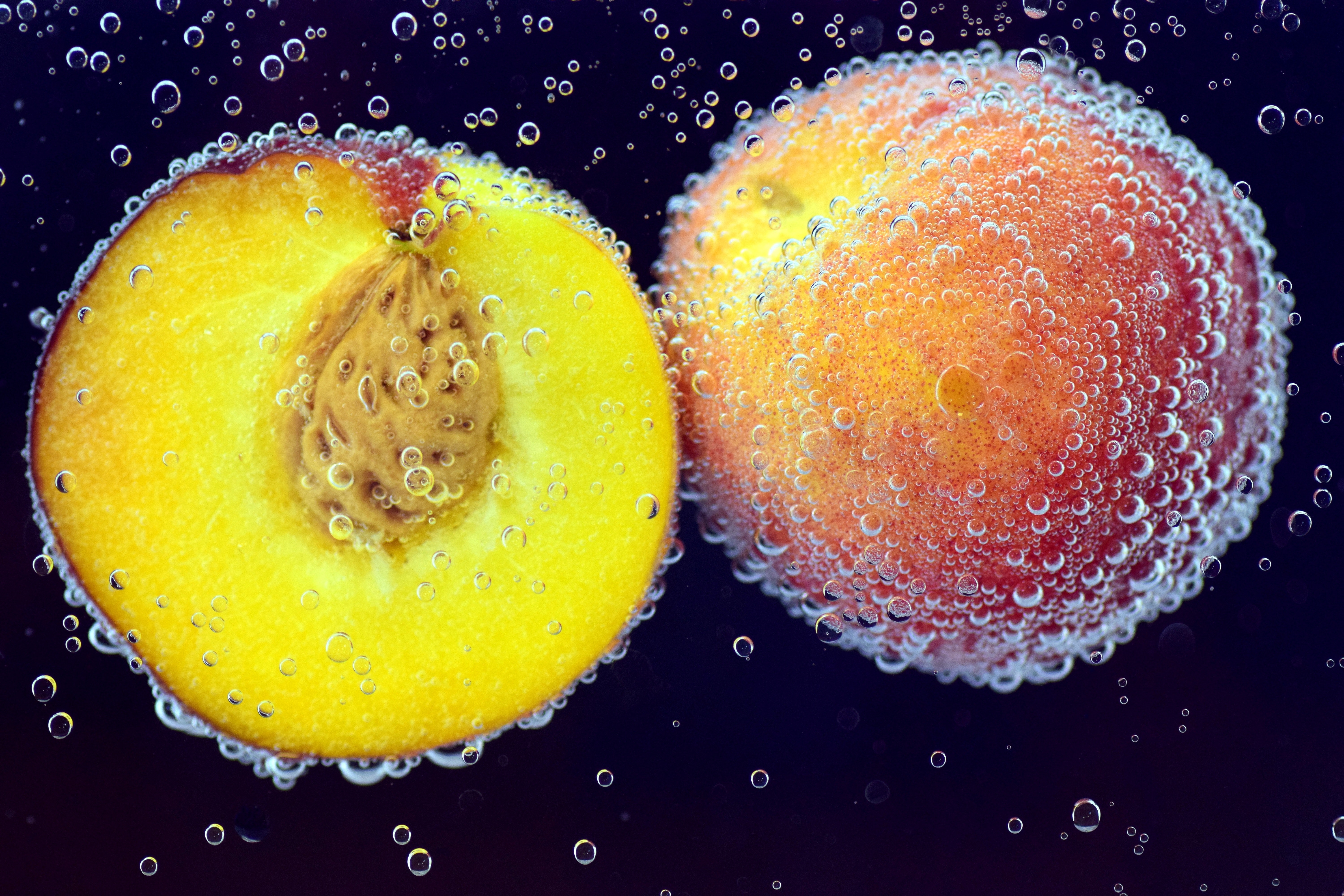 2 4 всех фруктов составляют персики. Сочные фрукты. Фрукты в воде. Фрукты брызги. Сочный персик.