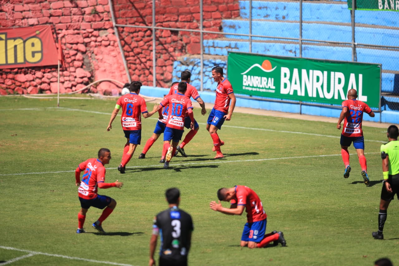 José Carlos Martínez anotó al minuto 89 el gol que le dio a Municipal la clasificación a la final del Torneo Apertura 2020. (Foto Prensa Libre: Carlos Hernández)