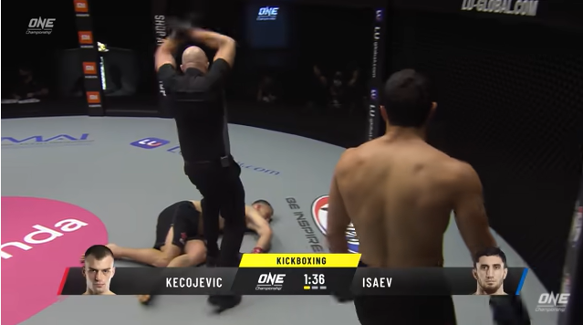 El ruso Beybulat Isaev se hizo famoso por conectar un agresivo nocaut a su oponente Mihaklo Kecojevic en el Singapur. (Foto Prensa Libre: YouTube)