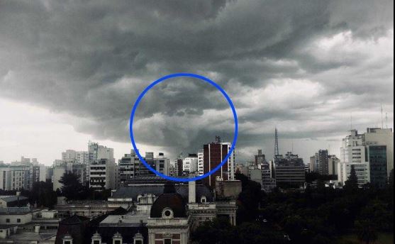 Captan “silueta de Maradona” durante una tormenta en La Plata, Argentina