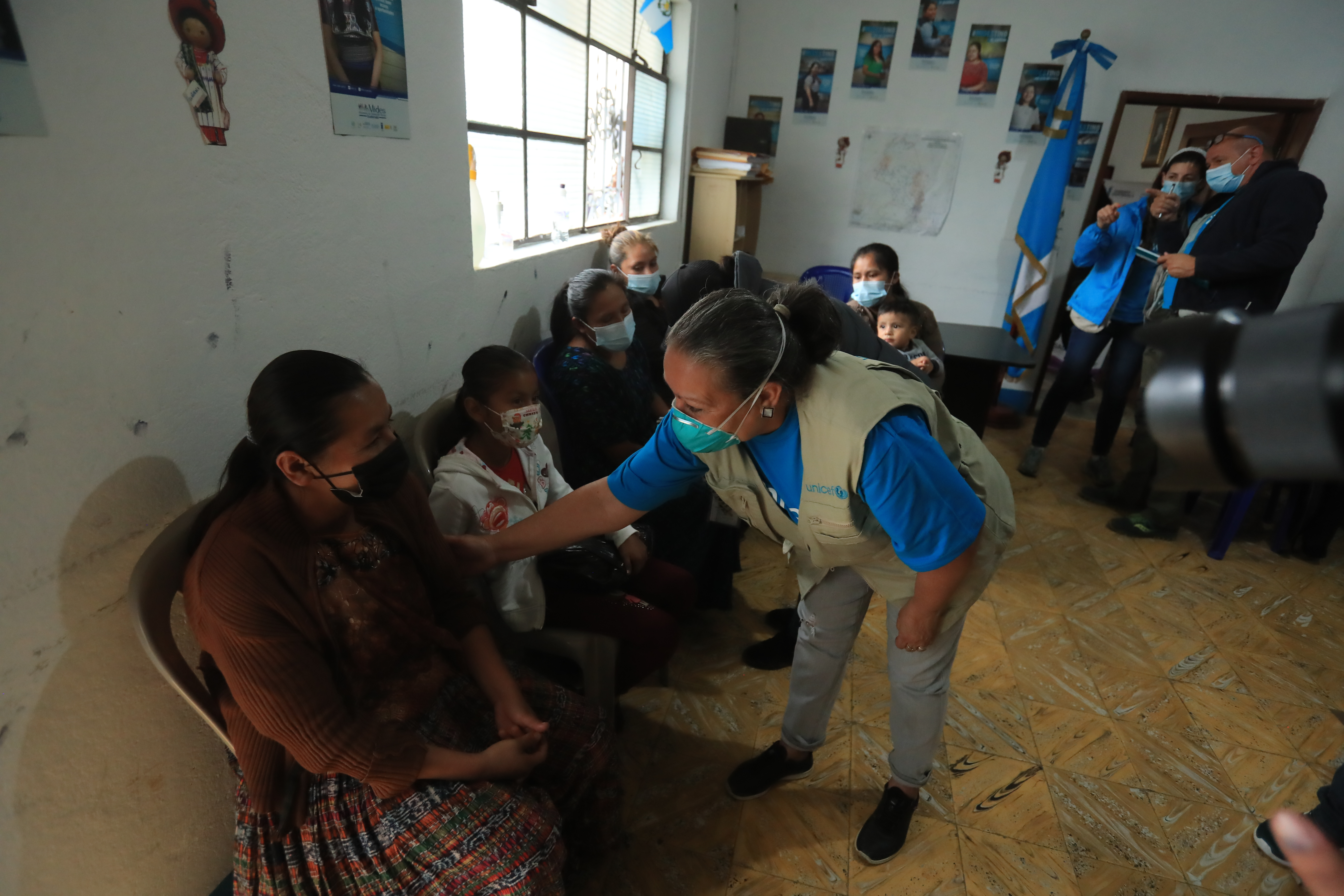 Jean Gough, directora regional de Unicef para América Latina y El Caribe, visitó comunidades de Izabal y de Alta Verapaz que fueron afectadas por las tormentas Eta e Iota. (Foto Prensa Libre: Juan Diego González)
