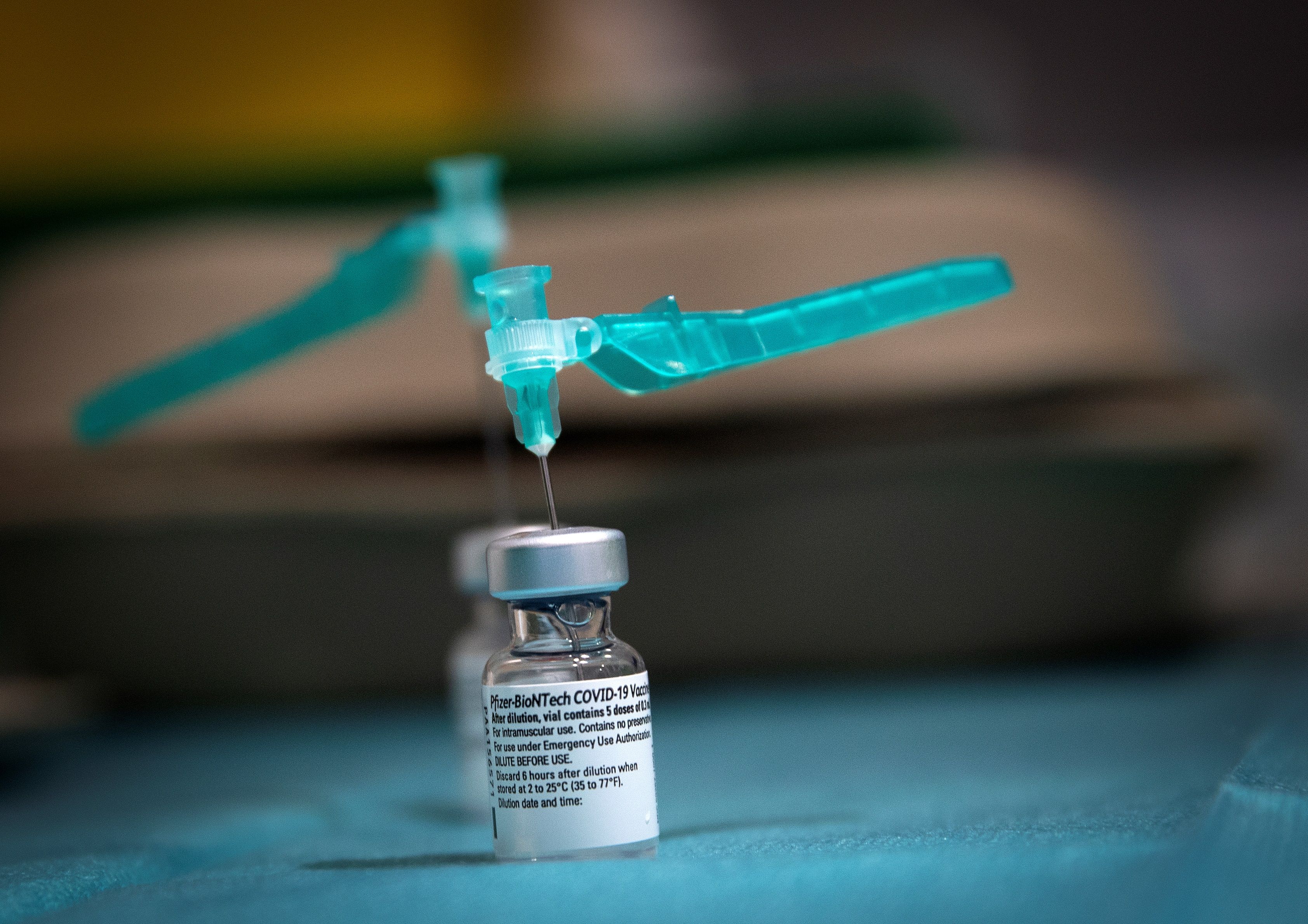 La Organización Mundial de la Salud autorizó de emergencia el uso de la vacuna producida por Pfizer contra el covid-19. (Foto Prensa Libre: EFE)