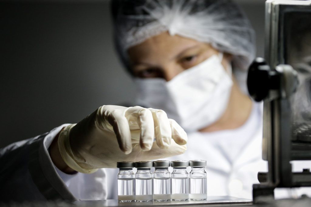 Las vacunas contra el coronavirus deben estar en refrigeración para conservar su efectividad. (Foto Prensa Libre: EFE)
