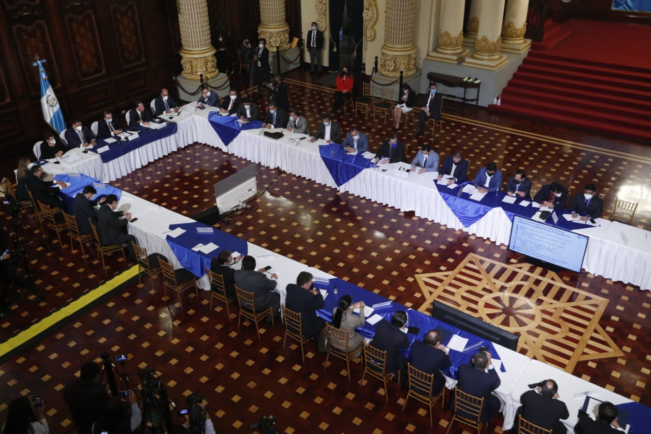 El presidente Alejandro Giammattei y ministros en reunión con diputados jefes de bloques para hablar del plan de compra de vacunas. (Foto: Esbin García)