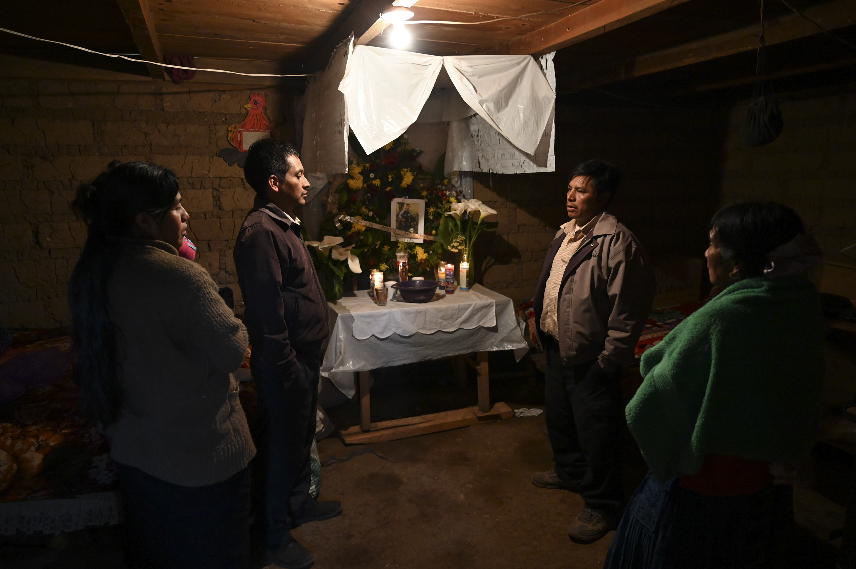 Familiares de migrantes guatemaltecos, usan velas y fotografías de las supuestas víctimas. (Foto Prensa Libre: AFP)