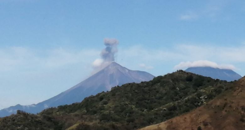 Volcán de Fuego registra fase eruptiva acompañada de “avalanchas débiles y moderadas”