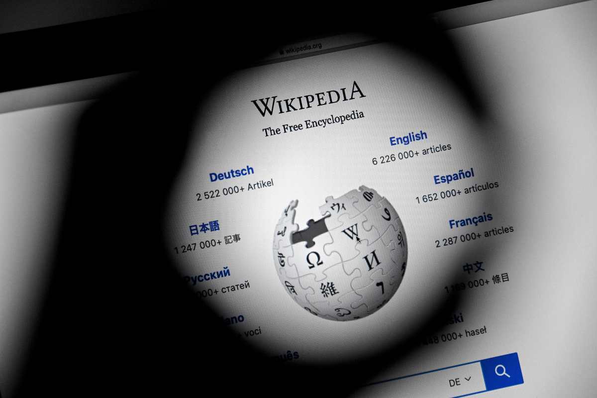 Wikipedia cumple 20 años: cómo nació y cuáles son los retos que tiene la enciclopedia que ahora cuenta con 280 mil editores voluntarios