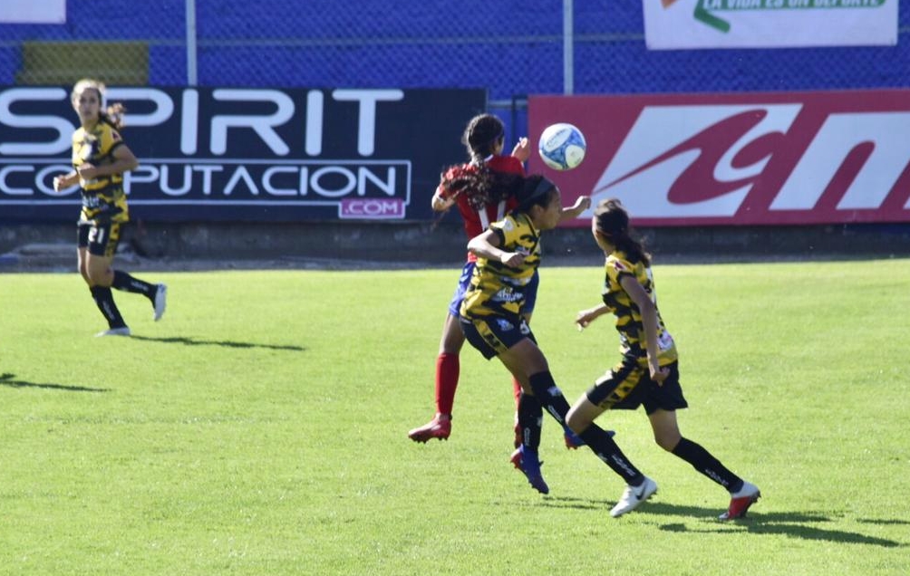 Deportivo Xela y Aurora Femenino empataron en el estadio Mario Camposeco, lo que le bastó a las quetzaltecas para clasificar a la final del Torneo Apertura de la Liga Femenina. (Foto Prensa Libre: Cortesía)