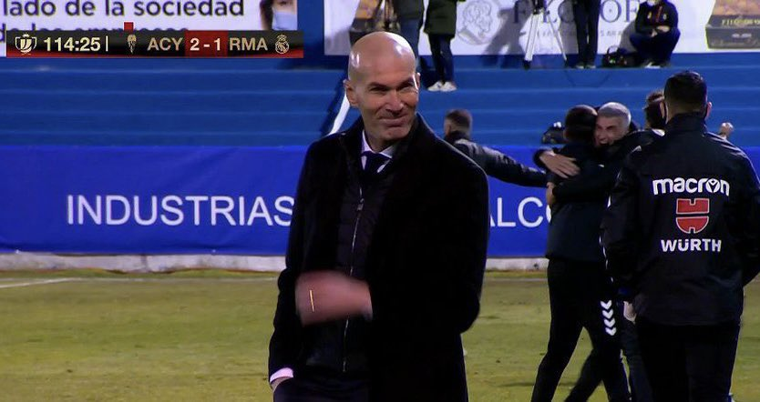 Zinedine Zidane y la sonrisa que ha indignado al madridismo. (Foto Prensa Libre: Twitter)