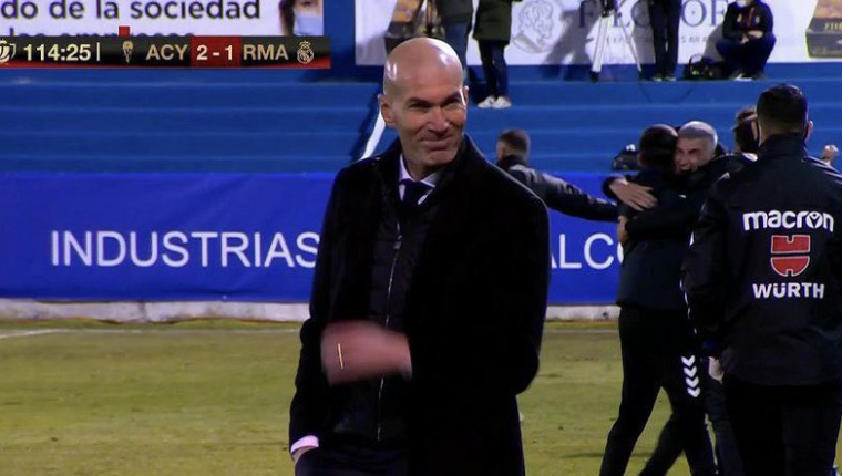 La sonrisa de Zinedine Zidane después del segundo gol del Alcoyano que ha  indignado a los madridistas – Prensa Libre