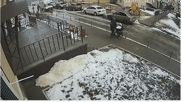 Hombre se lanza de edificio en Rusia