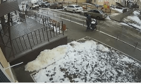 Hombre se lanza de edificio en Rusia