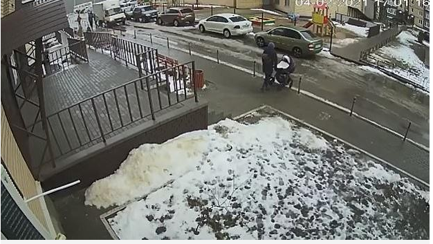 La madre y su bebé daban un paseo cuando el sujeto se lanzó al vacío y cayó sobre el carruaje del pequeño, en Rusia. (Foto Prensa Libre: Captura de pantalla)