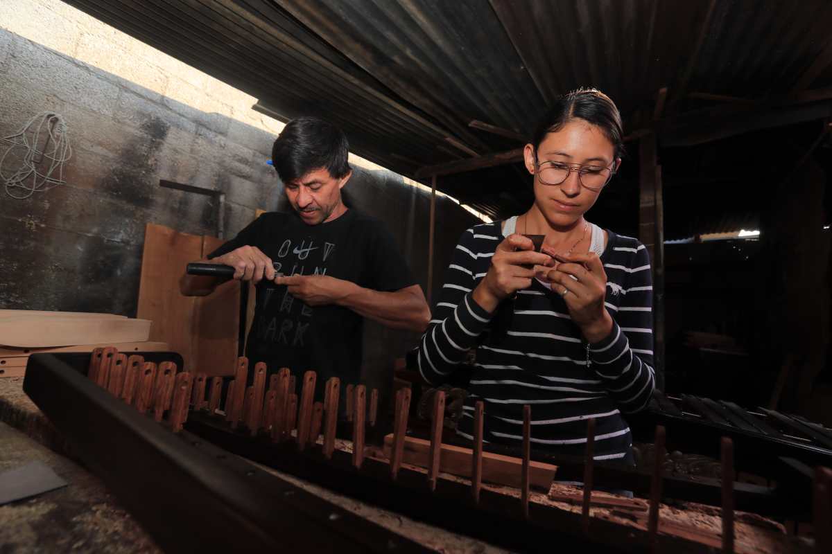 Día de la Marimba: Conozca a la familia que durante cuatro generaciones ha elaborado el instrumento nacional