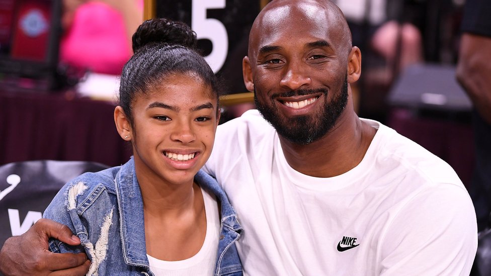 Kobe Bryant junto a su hija Gianna. Ambos fallecieron en el accidente del año pasado. REUTERS