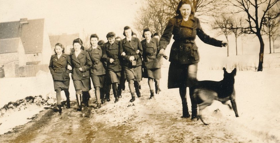 Alemania nazi: la terrible historia de las mujeres que se convirtieron en torturadoras de las SS
