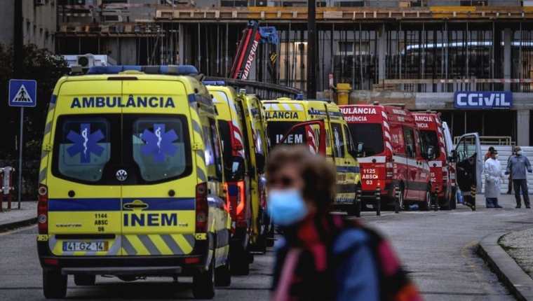 Fila de ambulancias en el hospital Santa María de Lisboa. (AFP)