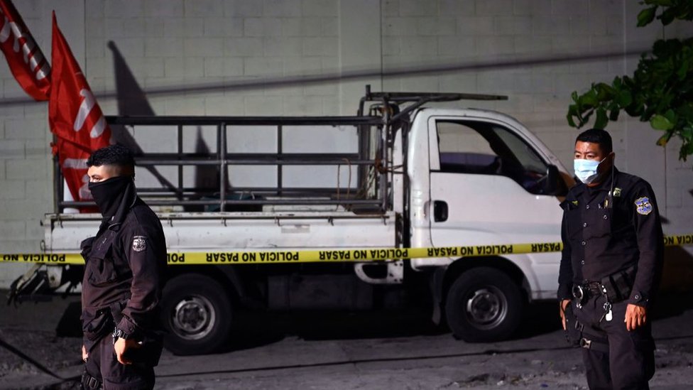 Los activistas fueron baleados en el centro de la capital mientras regresaban de un acto político en una camioneta. (AFP)