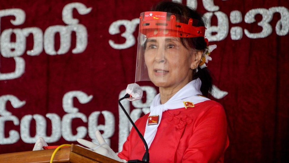 Aung San Suu Kyi (fotografiada el año pasado) fue detenida el lunes por los militares. (GETTY IMAGES)