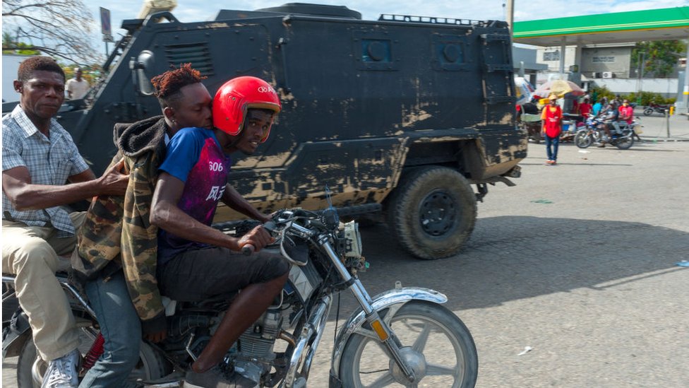 El gobierno ha desplegado carros blindados en las calles.