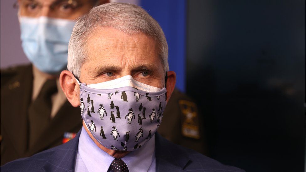 Fauci ha recomendado con anterioridad el uso de dos mascarillas. (GETTY IMAGES)