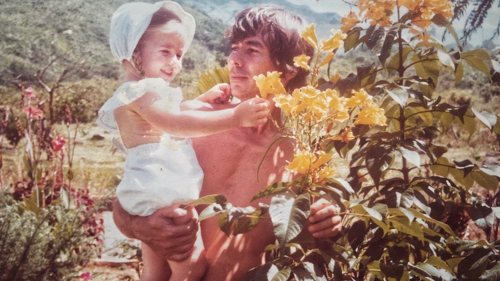 Sara Jaramillo en brazos de su padre, Pompilio Jaramillo, quien murió asesinado en Medellín cuando ella tenía 11 años.