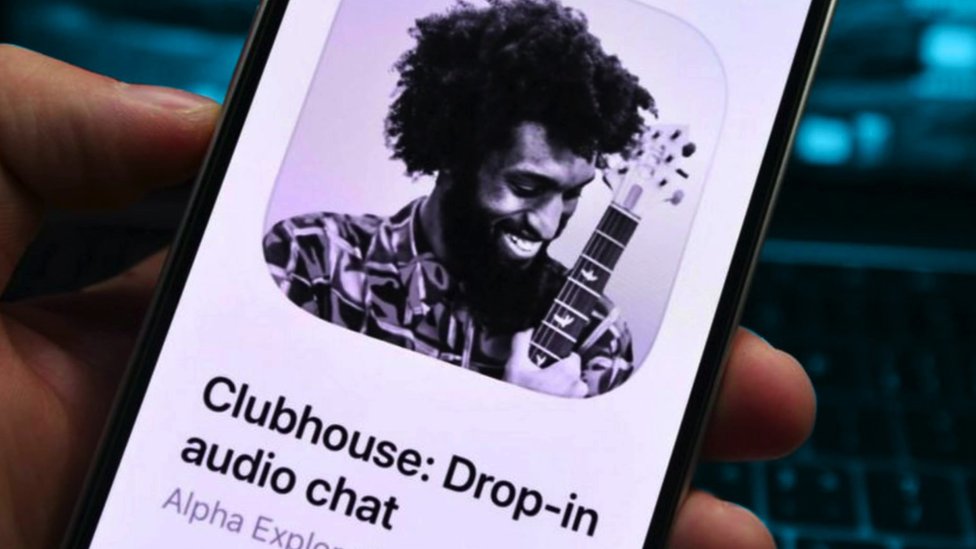 Clubhouse se destaca de otras apps por la falta de texto, imágenes y videos: la aplicación es solo de audio.