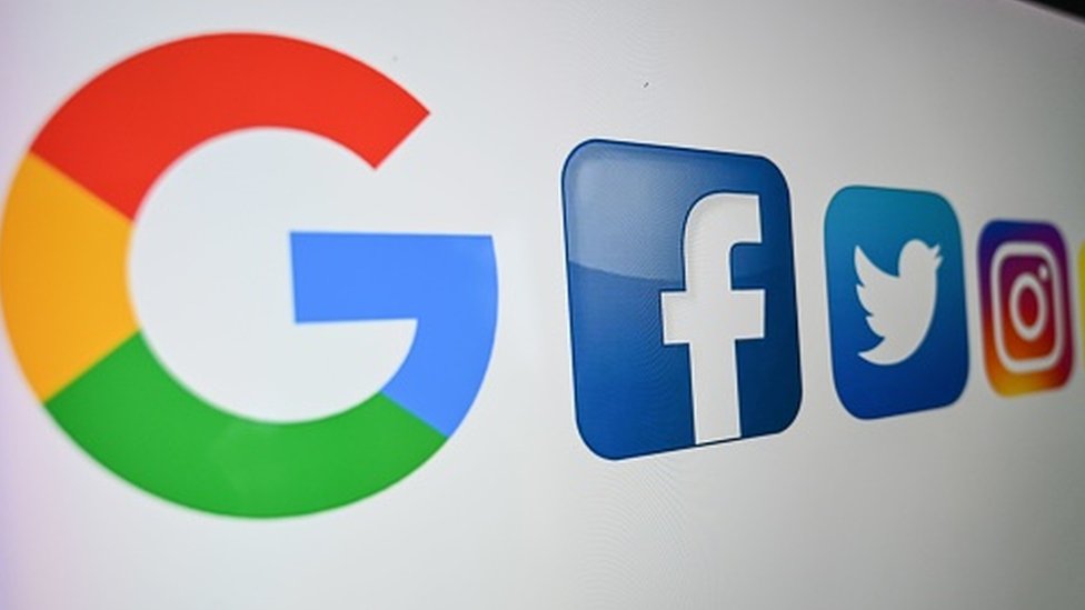 Facebook y Google se han opuesto a un proyecto de ley en Australia que cambiaría la forma en cómo ofrecen noticias. (GETTY IMAGES)