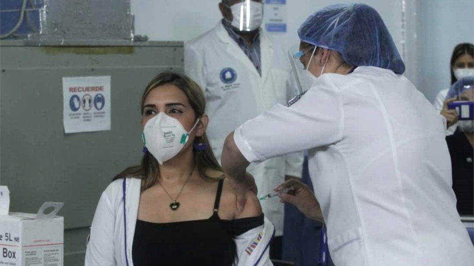 Una sanitaria en Los Teques fue la primera en recibir la vacuna. (MINISTERIO DE COMUNICACIÓN DE VENEZUELA)