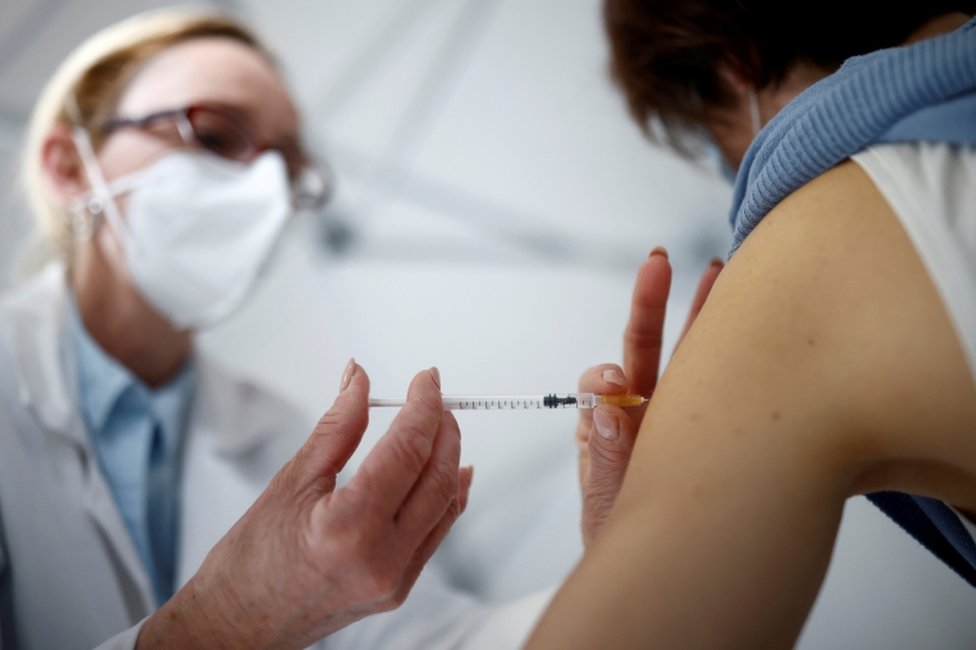 La vacunación contra el covid-19 comenzó en muchos países. (REUTERS)