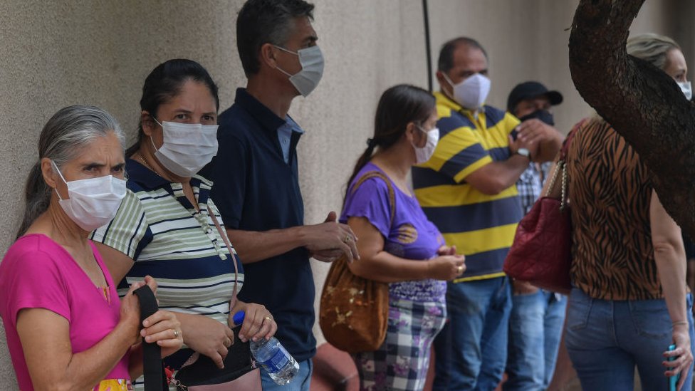 Los habitantes de Serrana, en Brasil, hacen la fila para vacunarse, luego de que la ciudad fuera elegida para un estudio para controlar la inmunización en masa. (GETTY IMAGES)