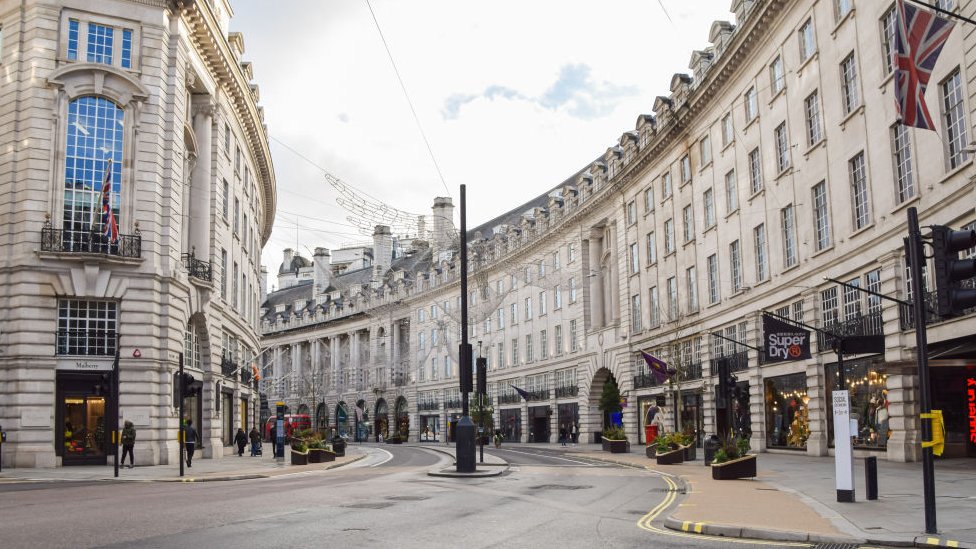 Picadilly Circus, en Londres, se ve desierta tras el comienzo del tercer confinamiento. (GETTY IMAGES)