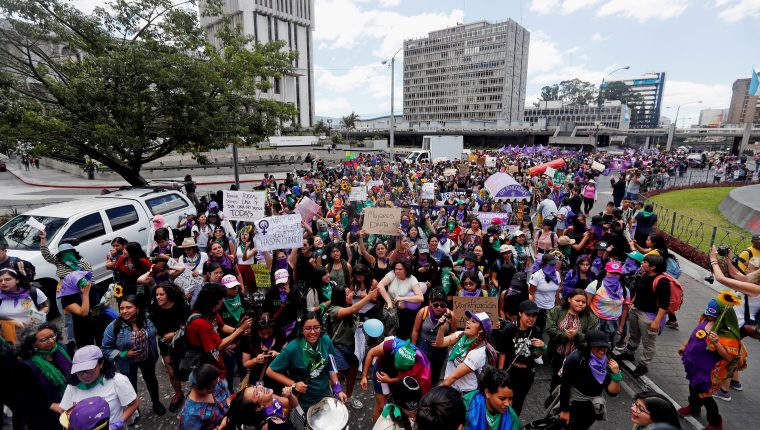 Mujeres han solicitado en diversas manifestaciones respuesta del Estado por los altos grados de criminalidad. Fotografía: Prensa Libre. 