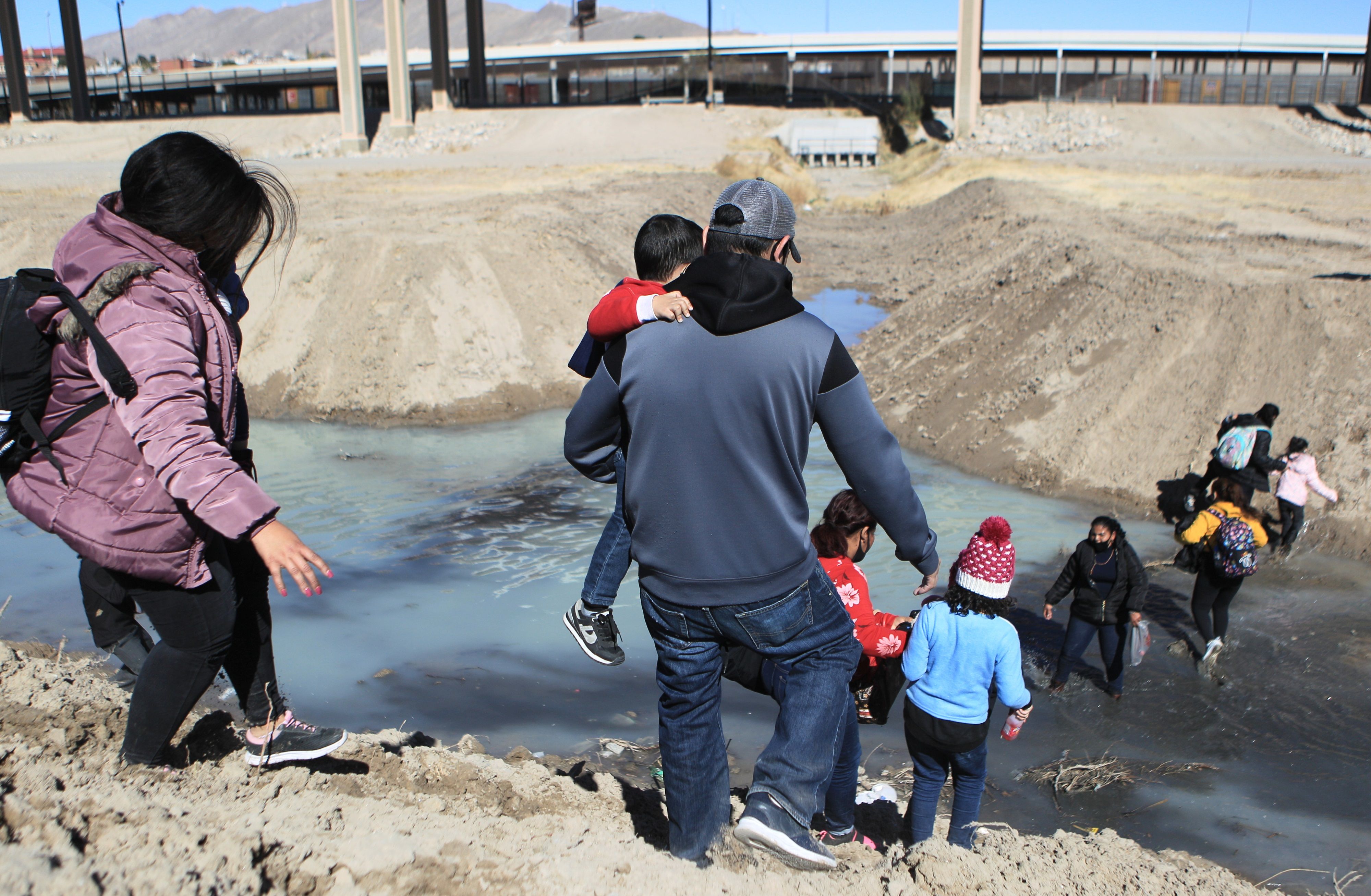Decenas de migrantes centroamericanos con niños cruzan el Rio Bravo hacía los Estados Unidos, desde la fronteriza Ciudad Juárez, en el estado de Chihuahua,  México, en febrero de 2021). (Foto Prensa Libre: EFE)