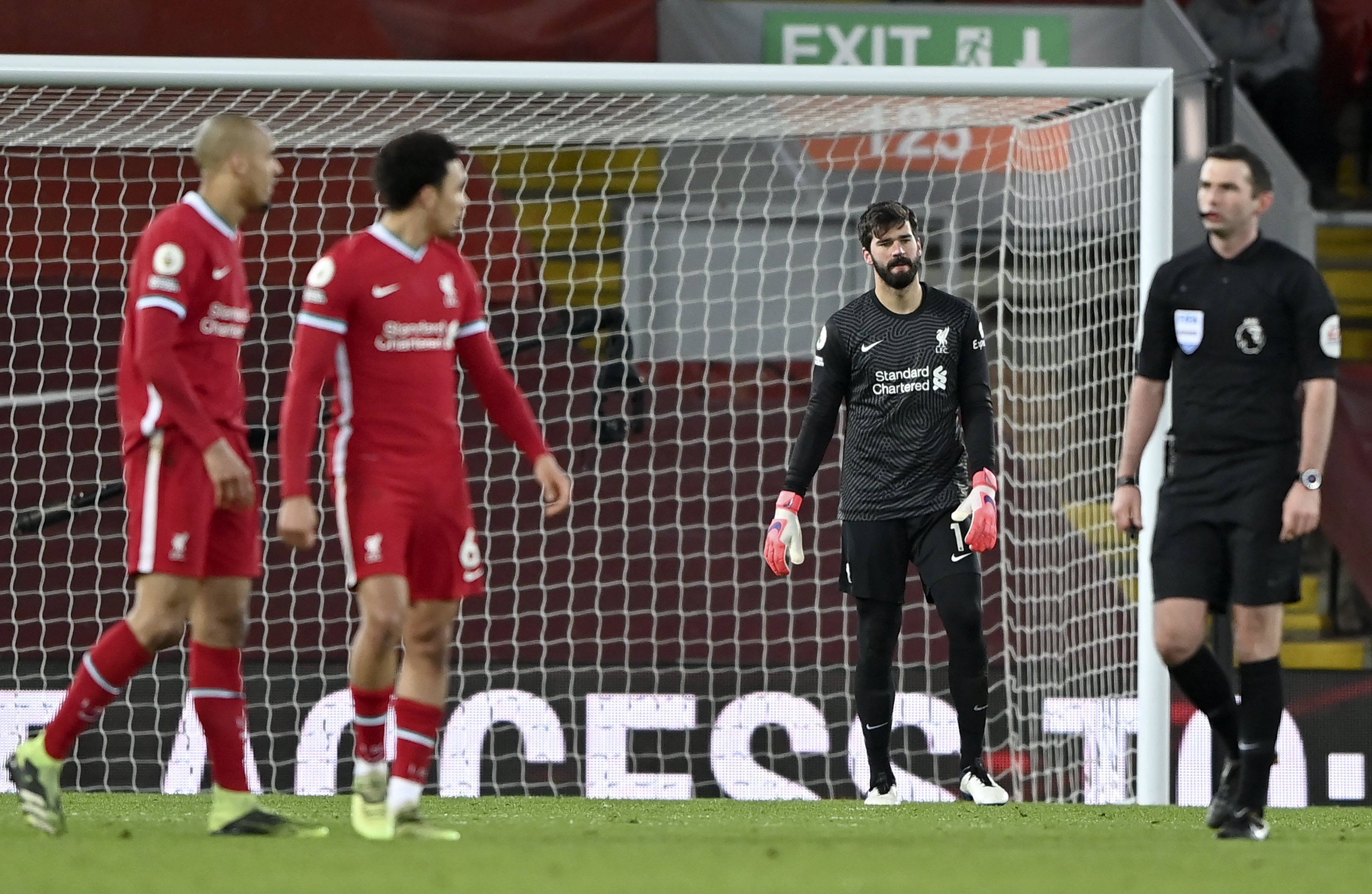 Alisson  muestra su frustración por uno de los goles del City contra su equipo Liverpool. Foto Prensa Libre: EFE