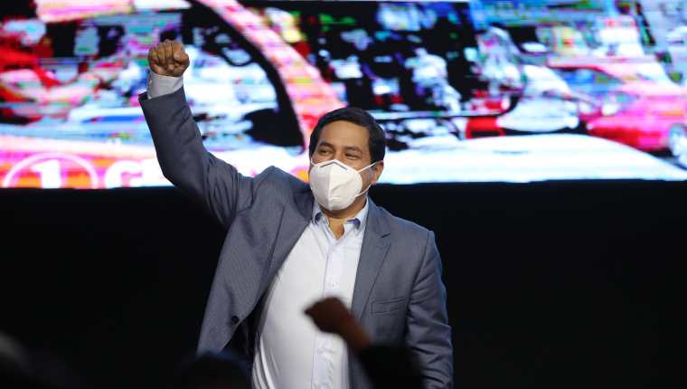 El socialista Andrés Arauz irá a una segunda vuelta electoral en Ecuador. (Foto Prensa Libre: EFE)