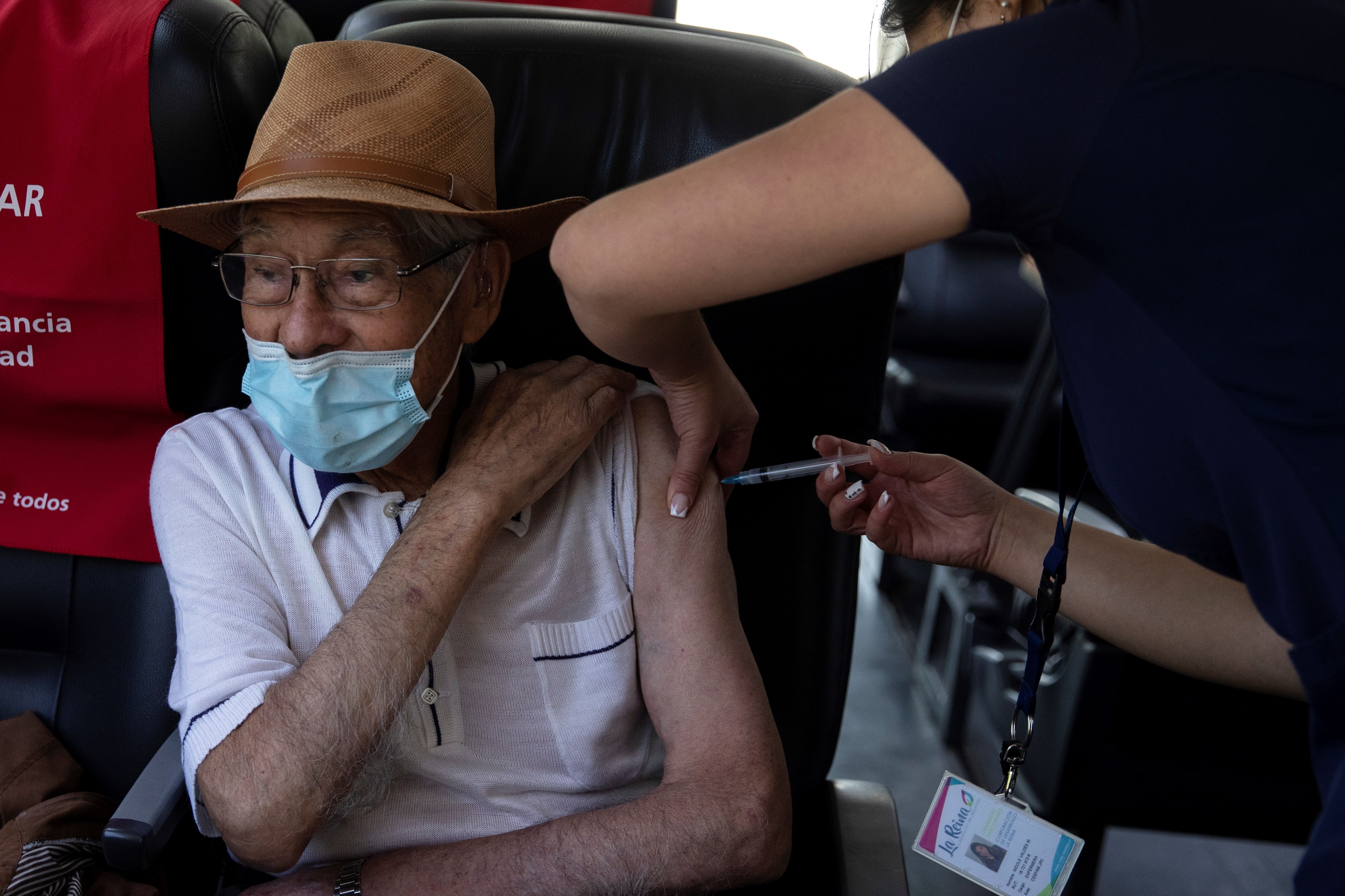 Una enfermera vacuna contra la covid-19 a un adulto mayor, en un puesto de vacunación móvil  en Chile. (Foto Prensa Libre: EFE)