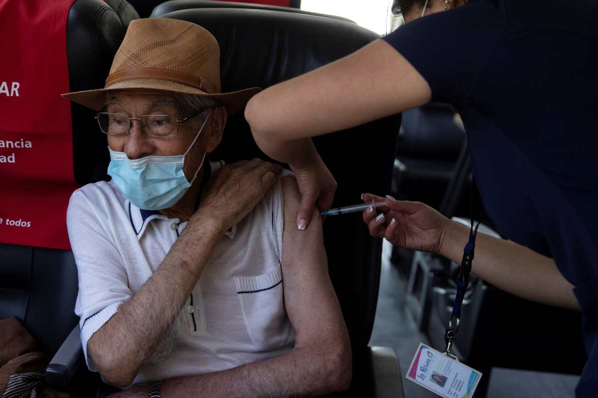 La OMS recomienda la vacuna de AstraZeneca, la que vendrá a Guatemala, para personas mayores de 65 años