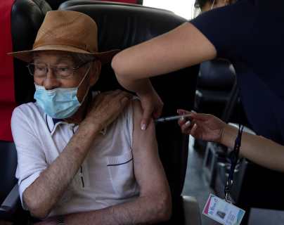La OMS recomienda la vacuna de AstraZeneca, la que vendrá a Guatemala, para personas mayores de 65 años