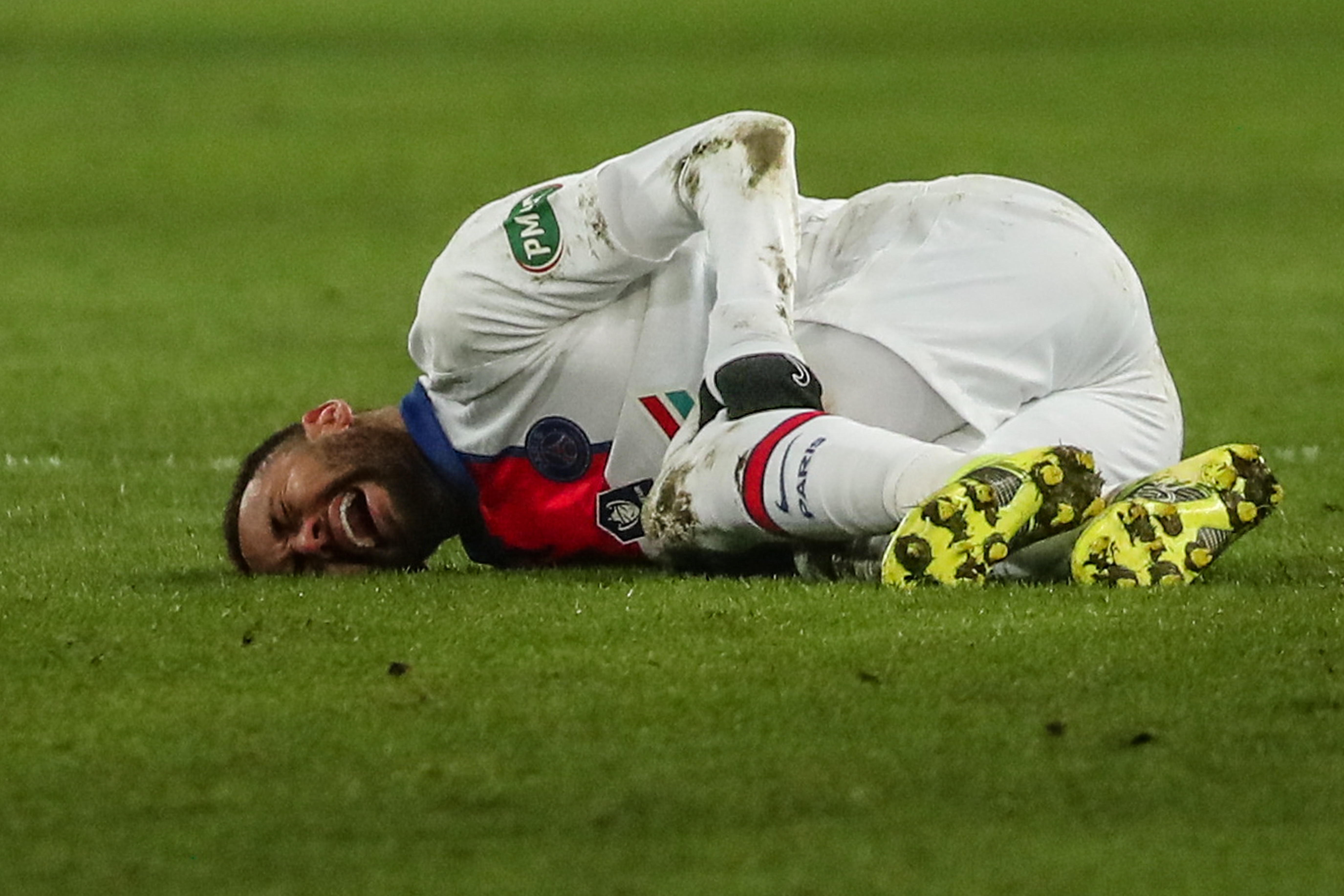 El delantero del Paris Saint Germain, Neymar  ha sido víctima de constantes lesiones que ponen en duda su estilo de vida. (Foto Prensa Libre: EFE).