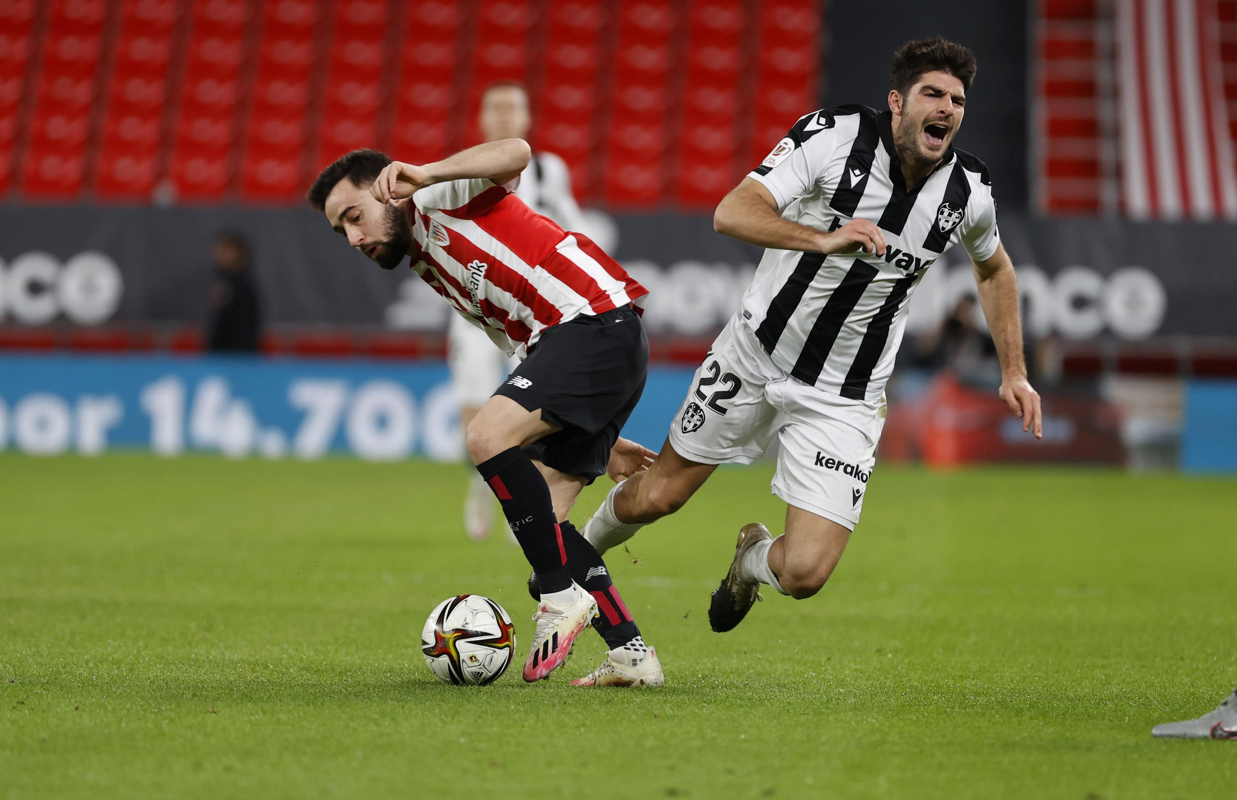 El jugador del Athletic Bilbao, Unai López  corta el balón ante el centrocampista del Levante, Gonzalo Melero, durante el encuentro correspondiente a la ida de las semifinales de la Copa del Rey. Foto Prensa Libre: EFE.