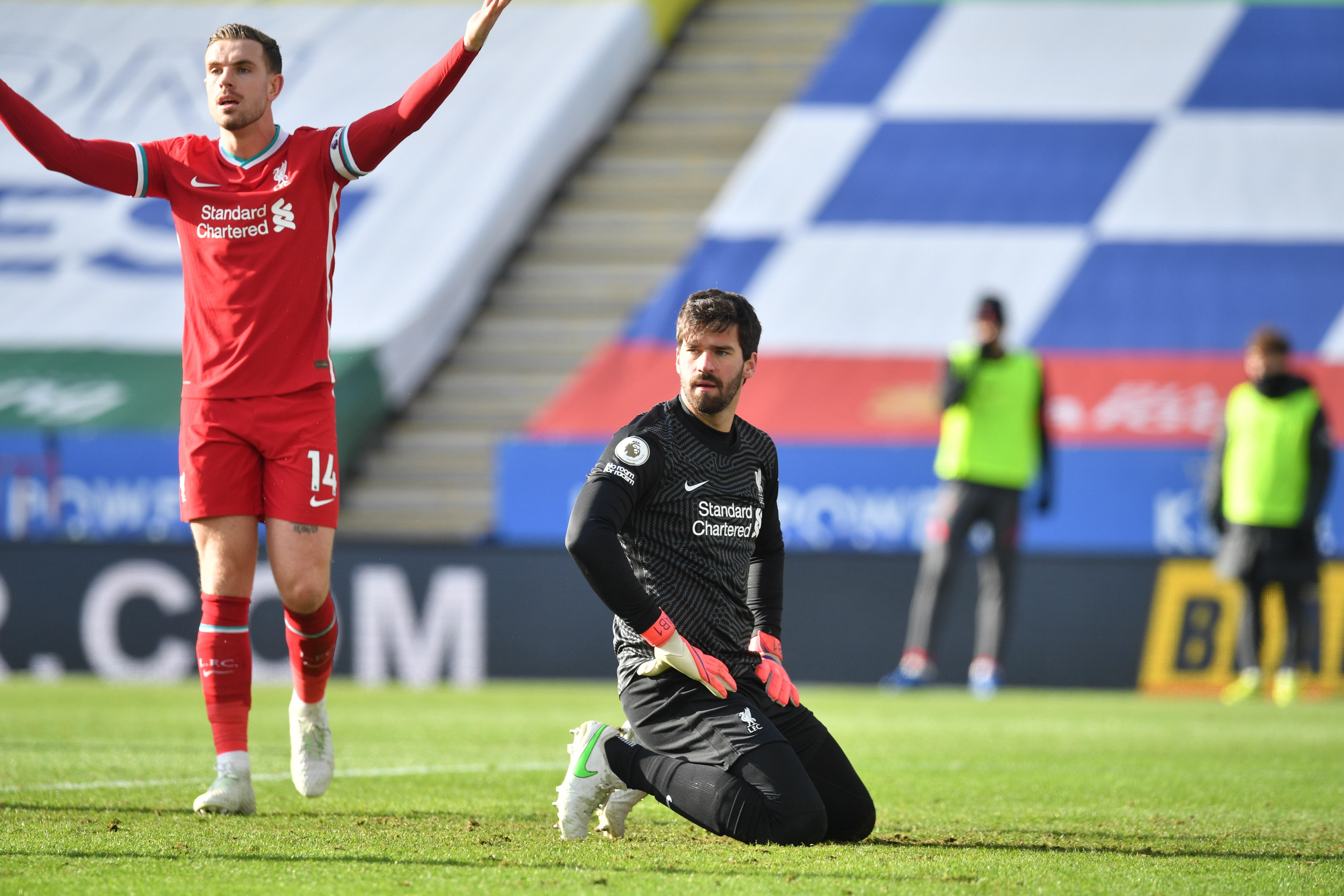 Jordan Henderson (y el portero  Alisson reaccionan en uno de los goles del  Leicester City en el partido de la Premier League disputado este sábado. (Foto Prensa Libre: EFE).