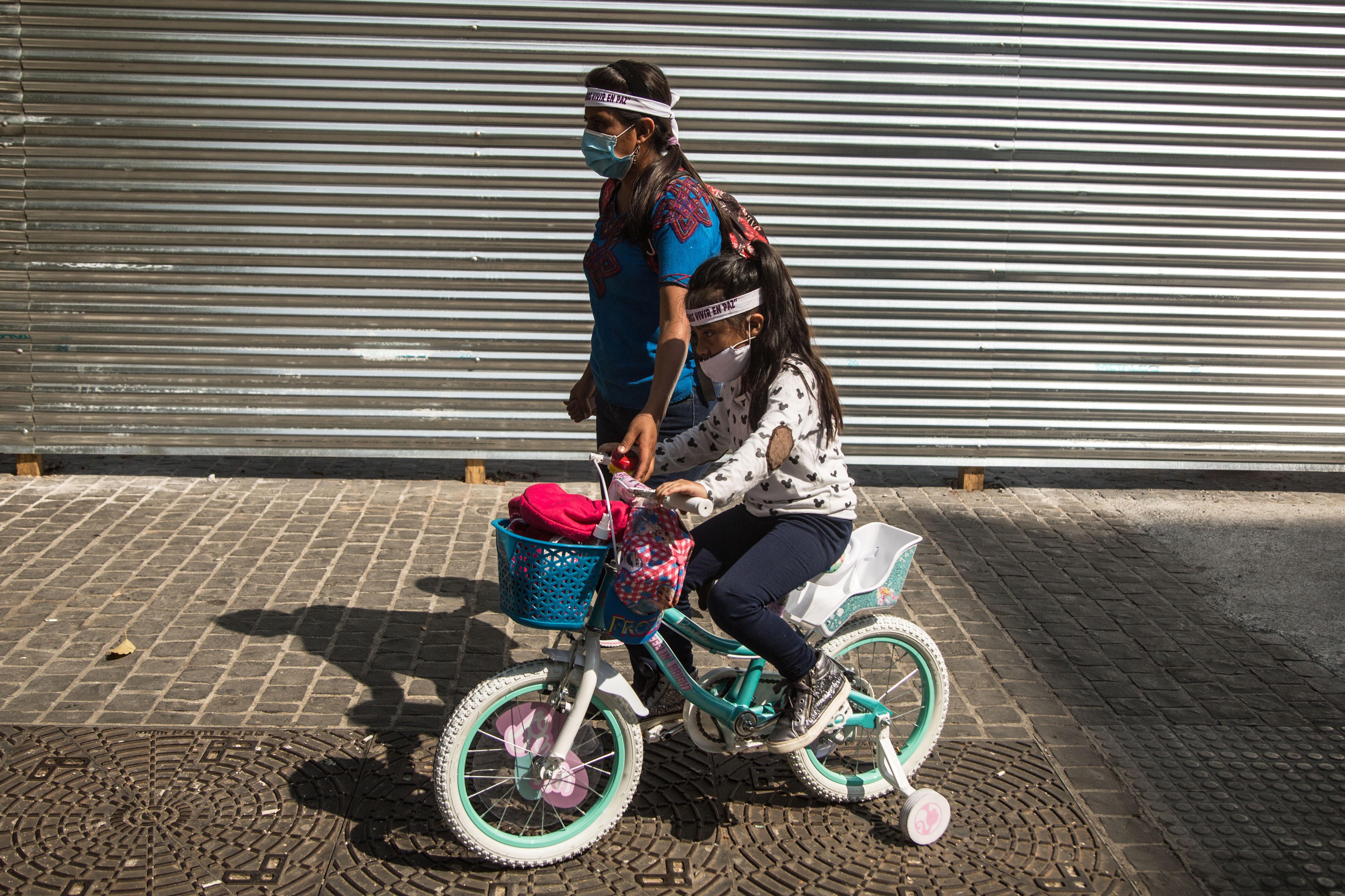 AME5534. CIUDAD DE GUATEMALA (GUATEMALA), 13/02/2021.- En bicicletas y con peluches, decenas de niñas protestan hoy contra el asesinato y el secuestro en el centro de Ciudad de Guatemala (Guatemala). Con la consigna 