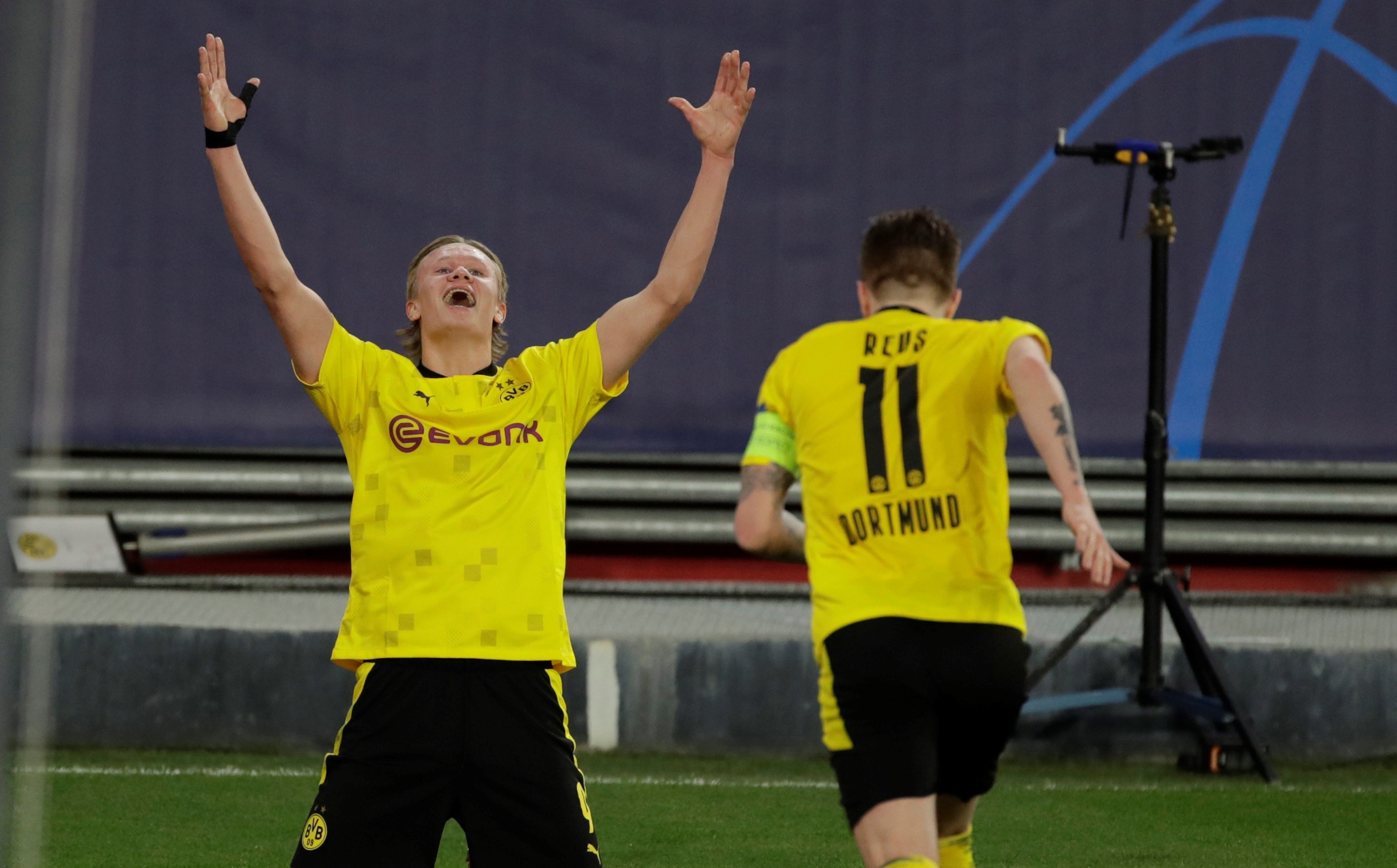 El delantero noruego del Borussia Dortmund Erling Haaland (i) celebra con su compañero, el extremo alemán Marco Reus (d). (Foto Prensa Libre: EFE)